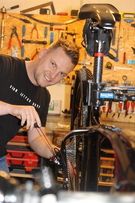 Mathias beim Schrauben am Mountainbike